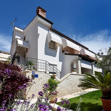 Lavizatic Guest house